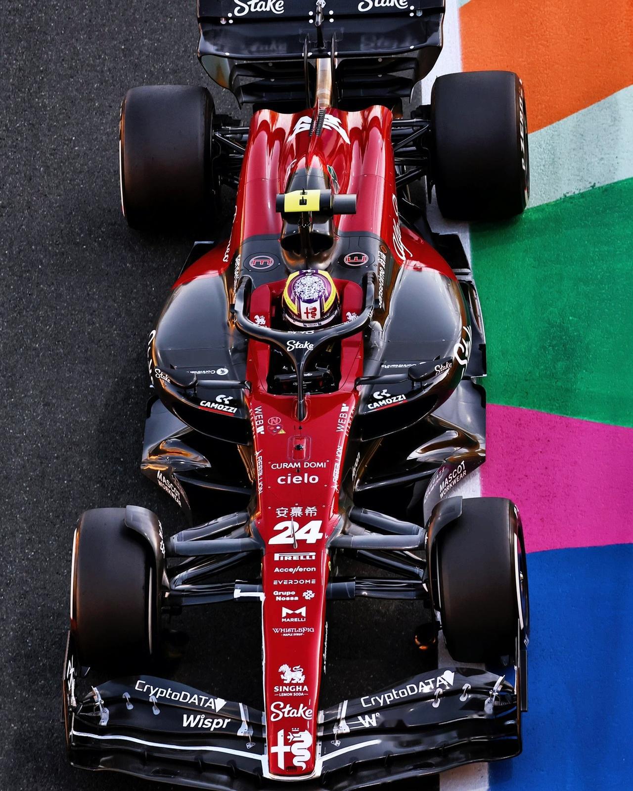 梅赛德斯轻取索伯车队，皮亚斯特里统治全场